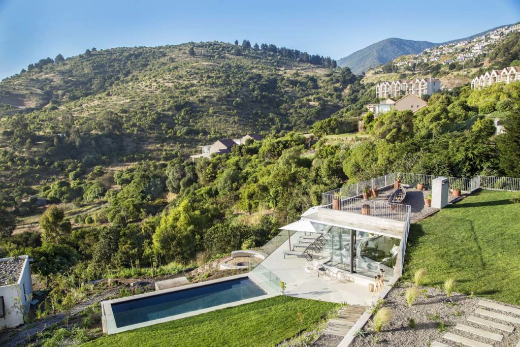 EL EQUILIBRIO ENTRE MATERIALES, COLORES Y LAS LÍNEAS PURAS DE MUEBLES Y OBJETOS CONVIERTEN A ESTA CASA EN UN REFUGIO IDEAL PARA EL DESCANSO LOS 365 DÍAS DEL AÑO.